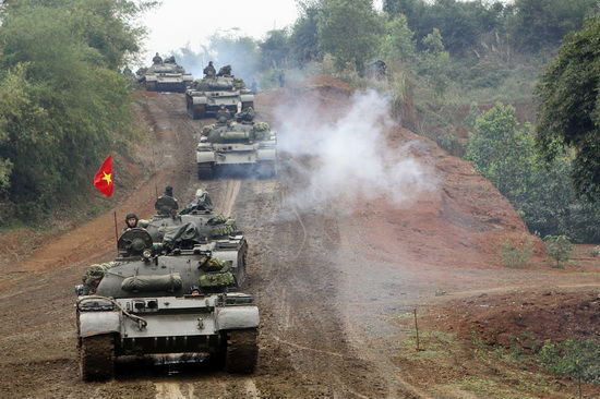 Xe[-]tăng[-]của[-]Lữ[-]đoàn[-]tăng[-]201[-]triển[-]khai[-]đội[-]hình[-]trên[-]thao[-]trường.[-](Ảnh:[-]Trọng[-]Đức/TTXVN)